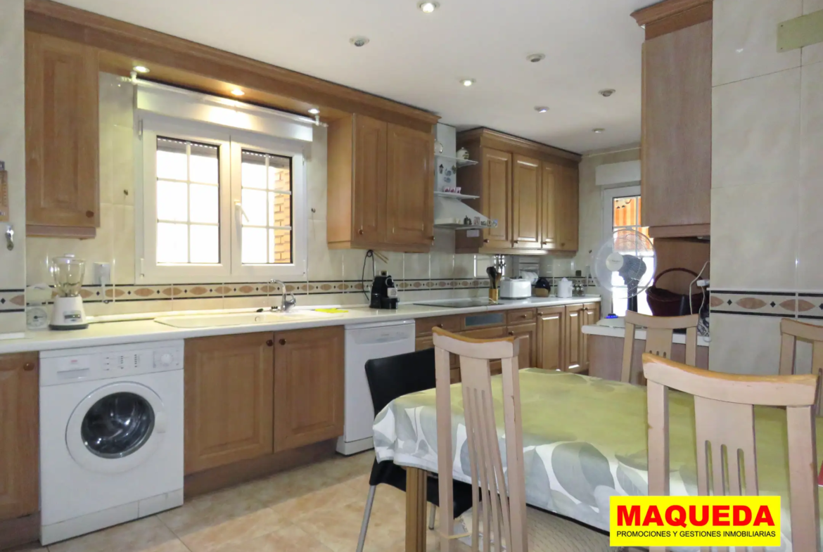 Cocina con zona de office del piso en venta en el centro de Alcorcón