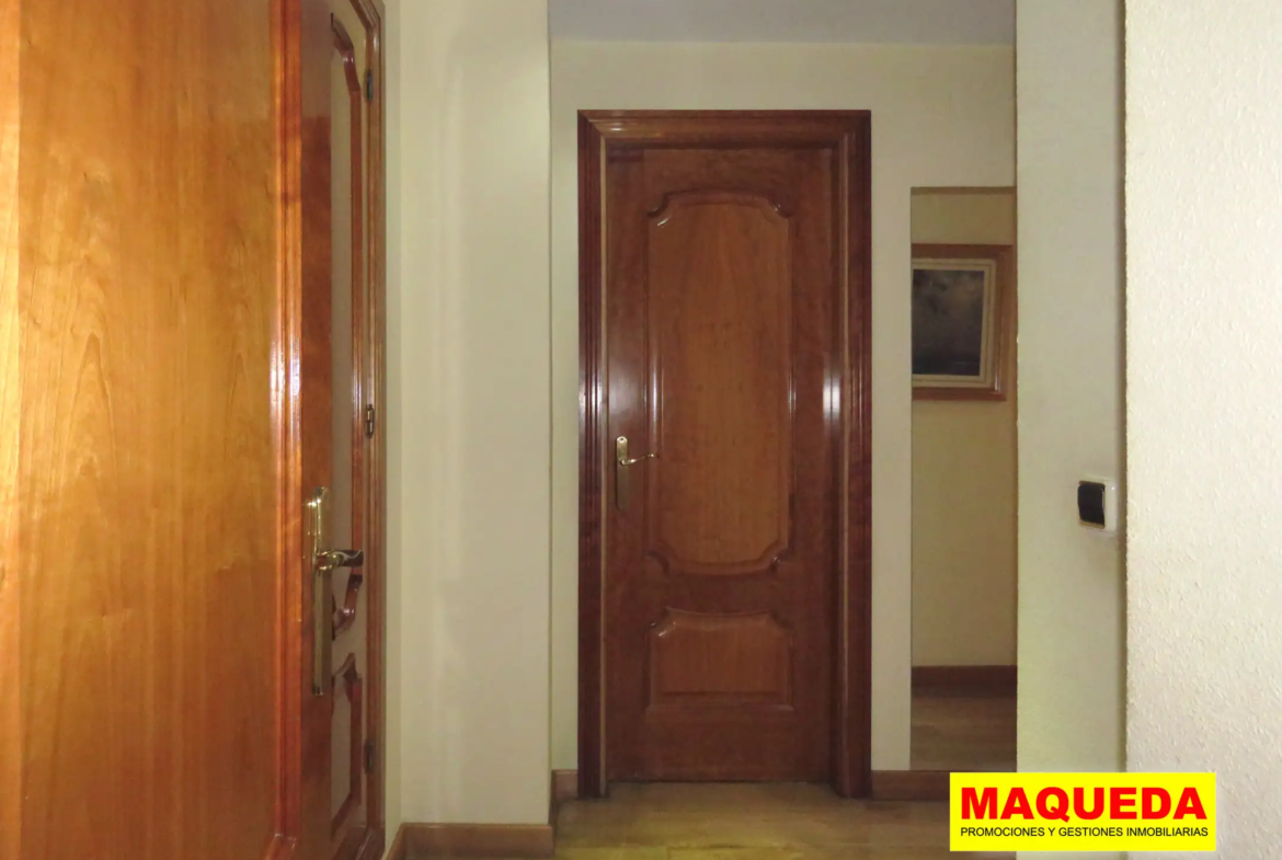 Acceso al dormitorio principal del piso en venta en el centro de Alcorcón