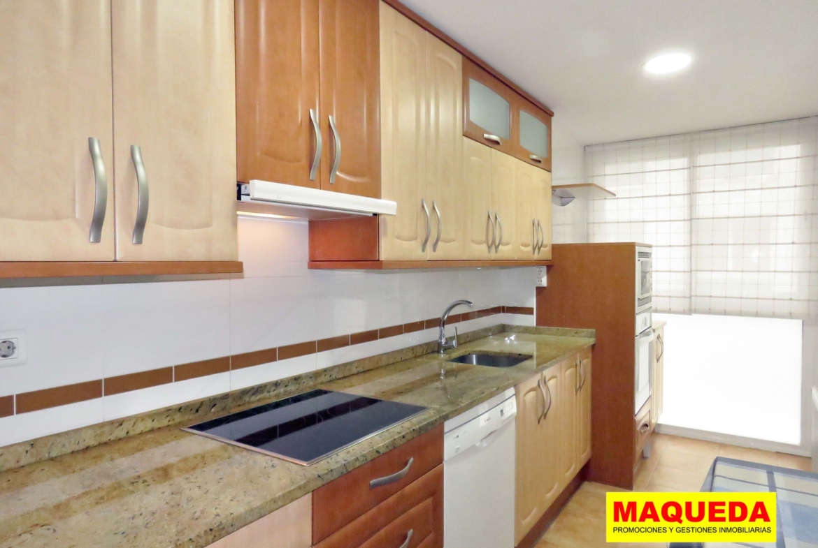 Cocina equipada del piso en alquiler en Fuente Cisneros, Alcorcón
