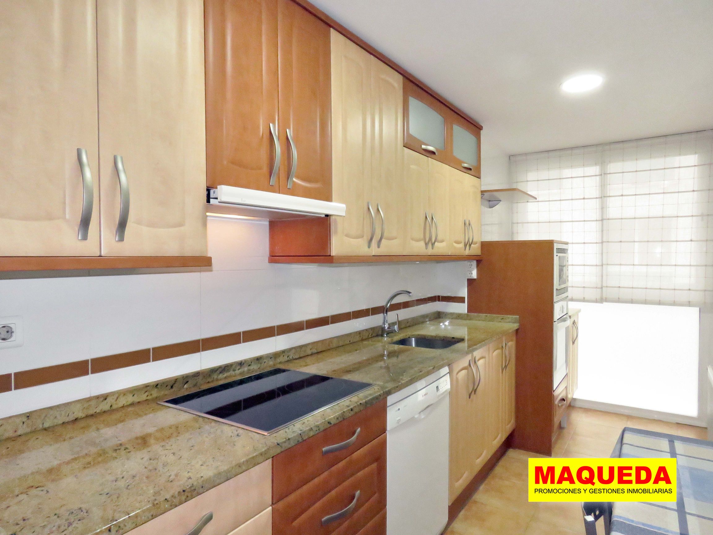 Cocina equipada del piso en alquiler en Fuente Cisneros, Alcorcón