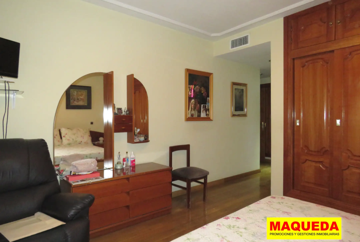 Dormitorio principal con baño incorporado en el piso en venta en Alcorcón centro