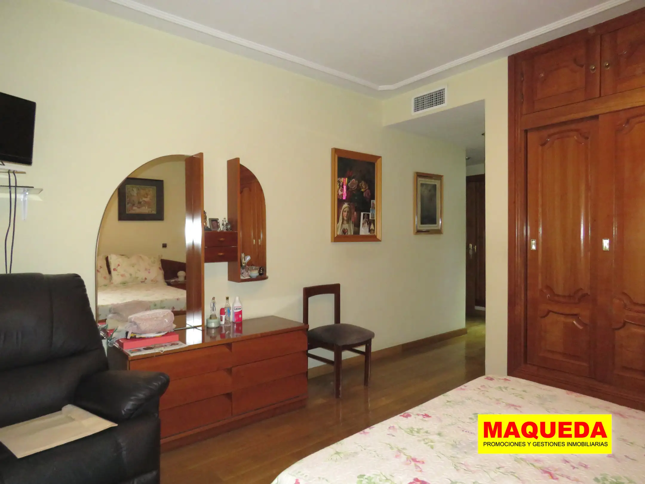 Dormitorio principal con baño incorporado en el piso en venta en Alcorcón centro