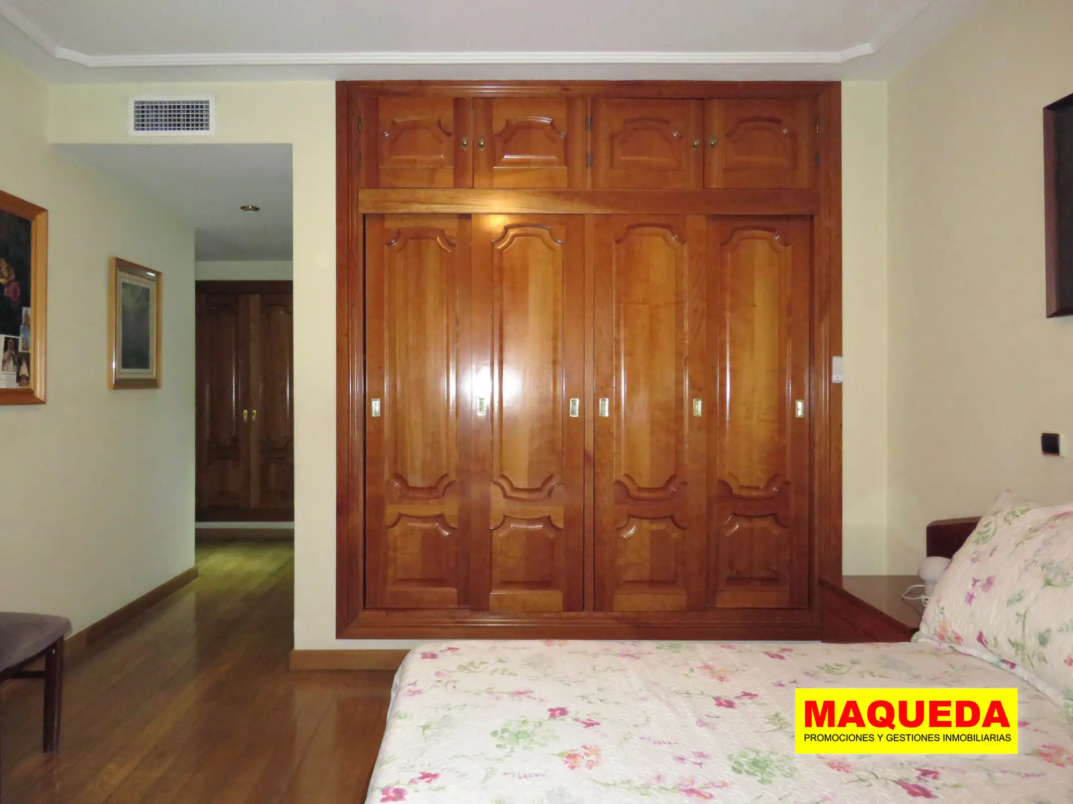 Dormitorio principal con armarios empotrados en el piso en venta en Alcorcón centro