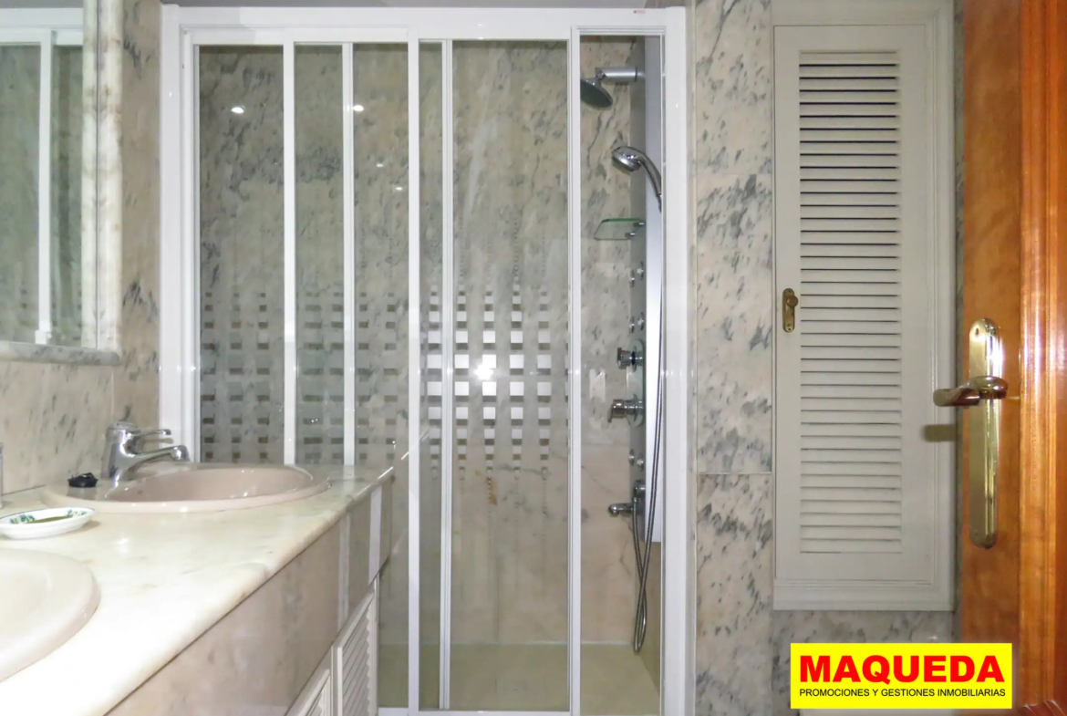 Baño en suite del piso en venta en el centro de Alcorcón