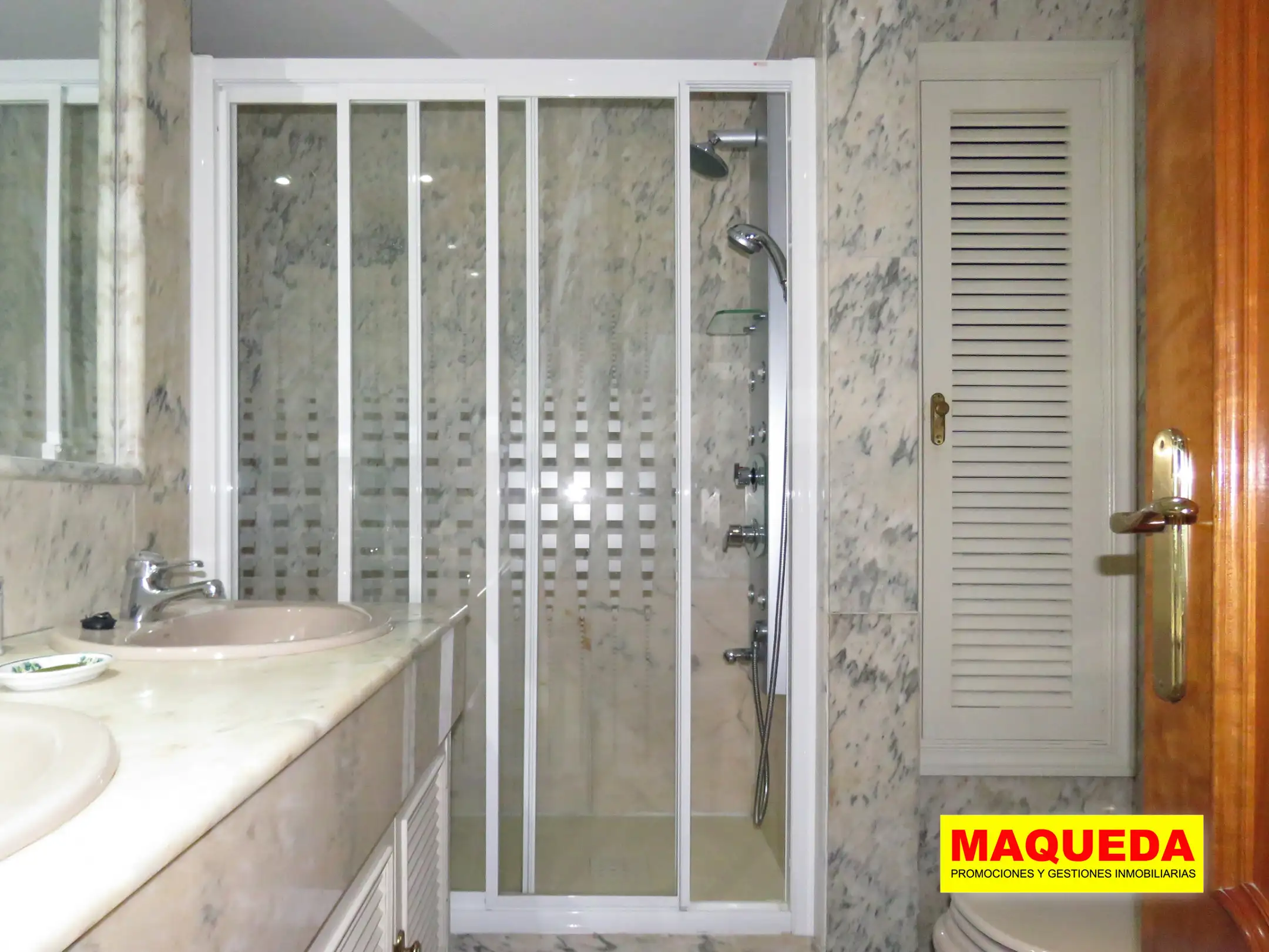 Baño en suite del piso en venta en el centro de Alcorcón