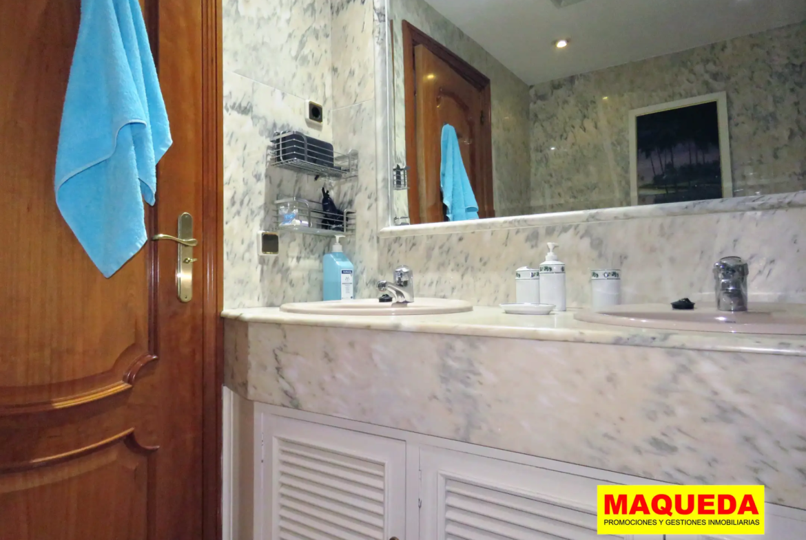 Baño en suite con encimera de piedra en el piso en venta en el centro de Alcorcón