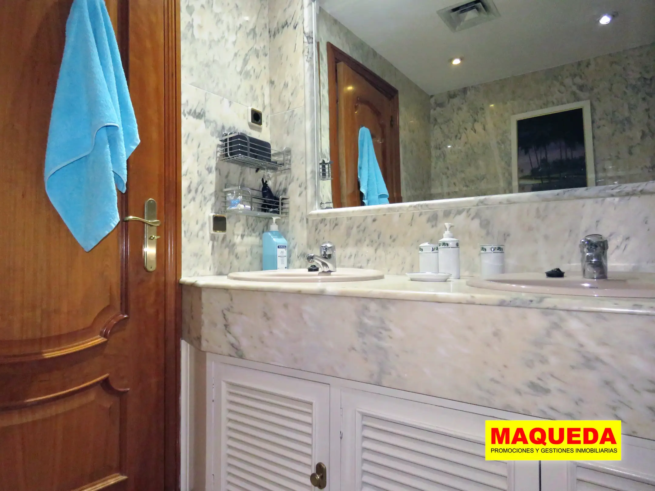 Baño en suite con encimera de piedra en el piso en venta en el centro de Alcorcón