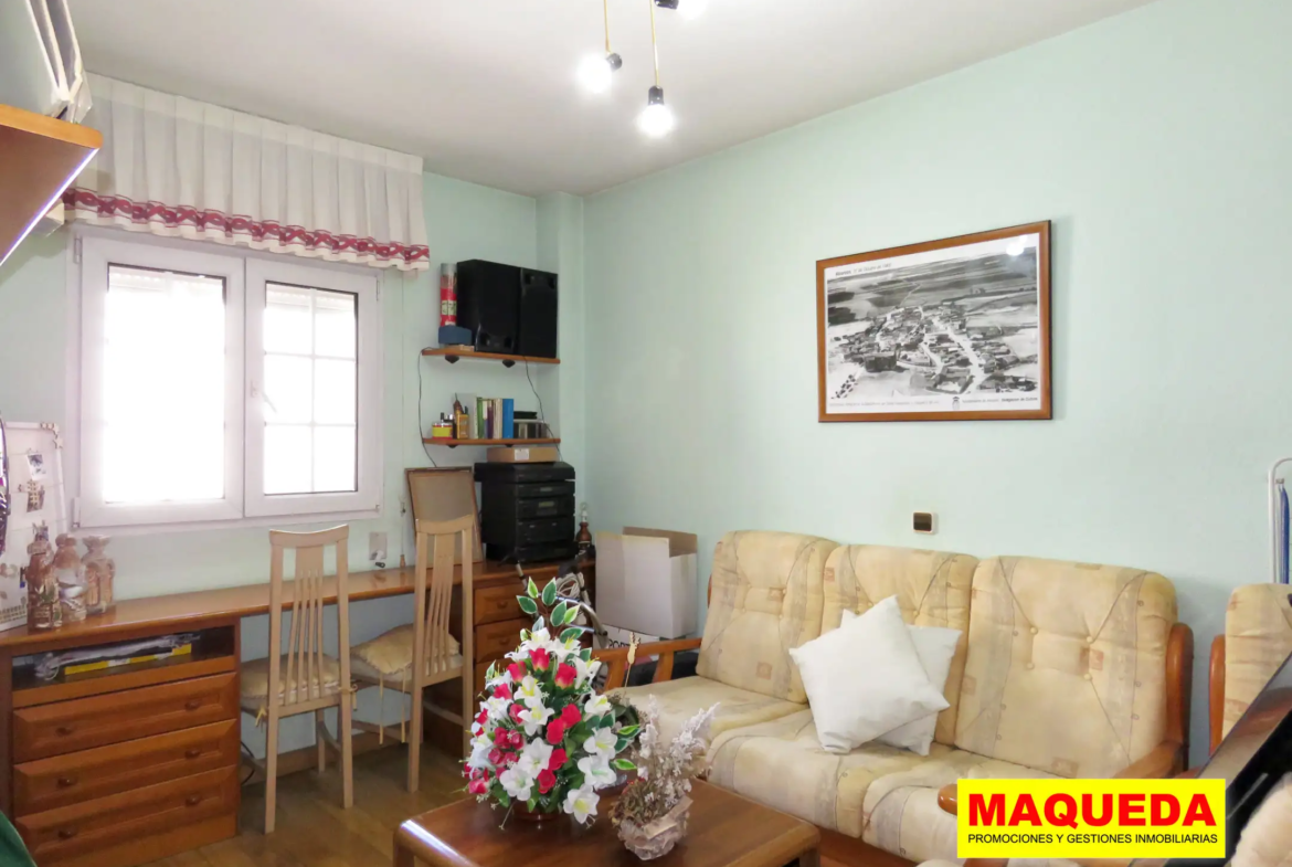Habitación del piso en venta con garaje y trastero en el centro de Alcorcón