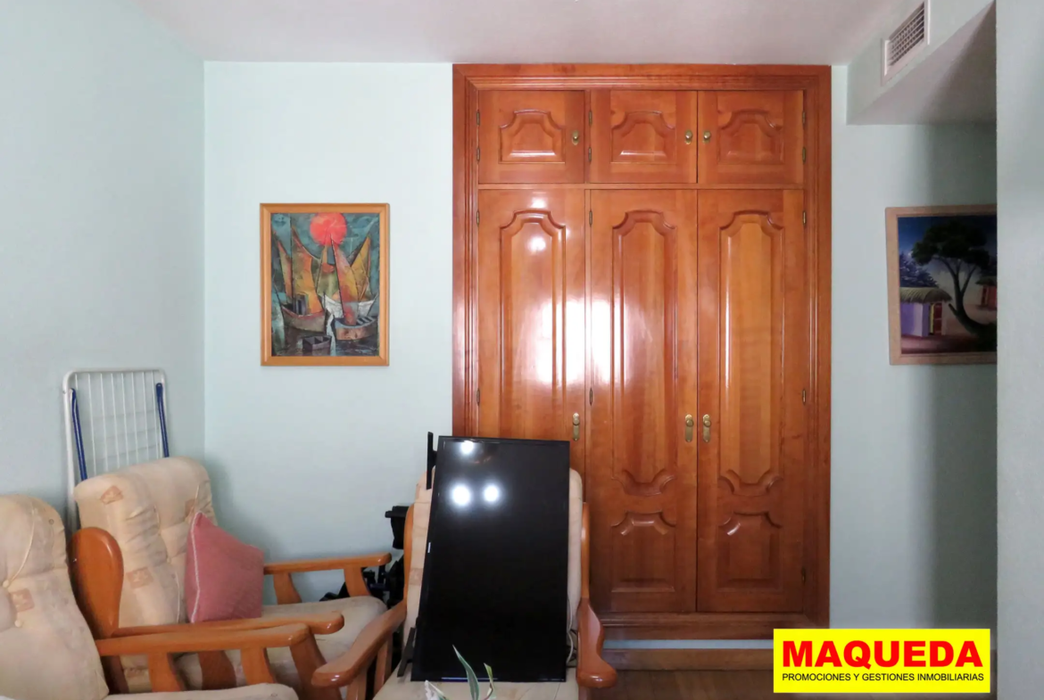Habitación con armario empotrado del piso en venta en el centro de Alcorcón