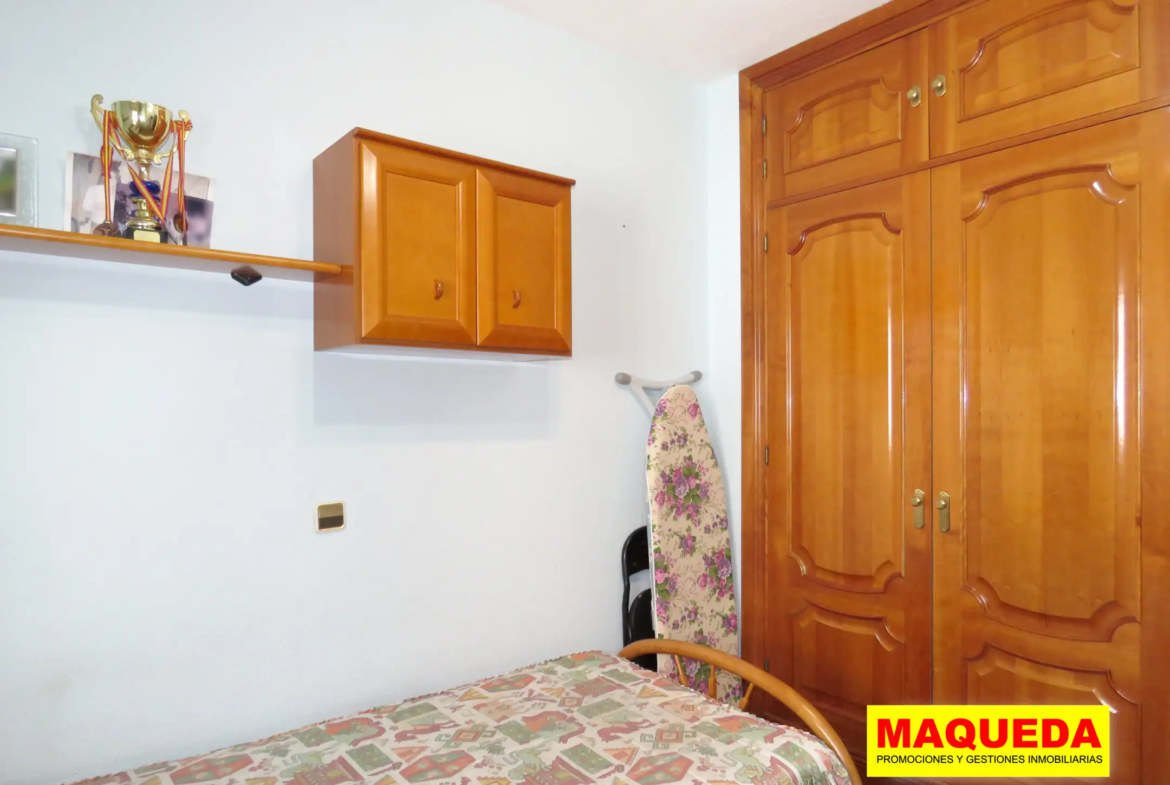Dormitorio secundario con armario del piso en venta en el centro de Alcorcón