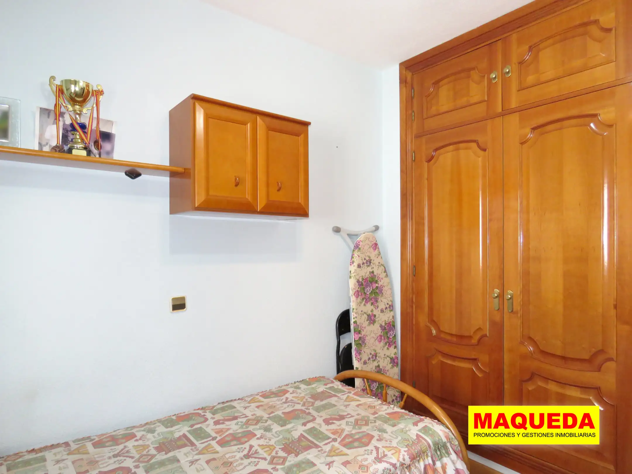 Dormitorio secundario con armario del piso en venta en el centro de Alcorcón