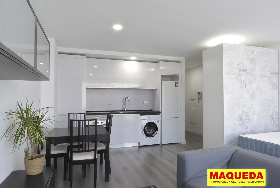 Salón y cocina del estudio tipo loft en alquiler en Puerta del Sur, Alcorcón