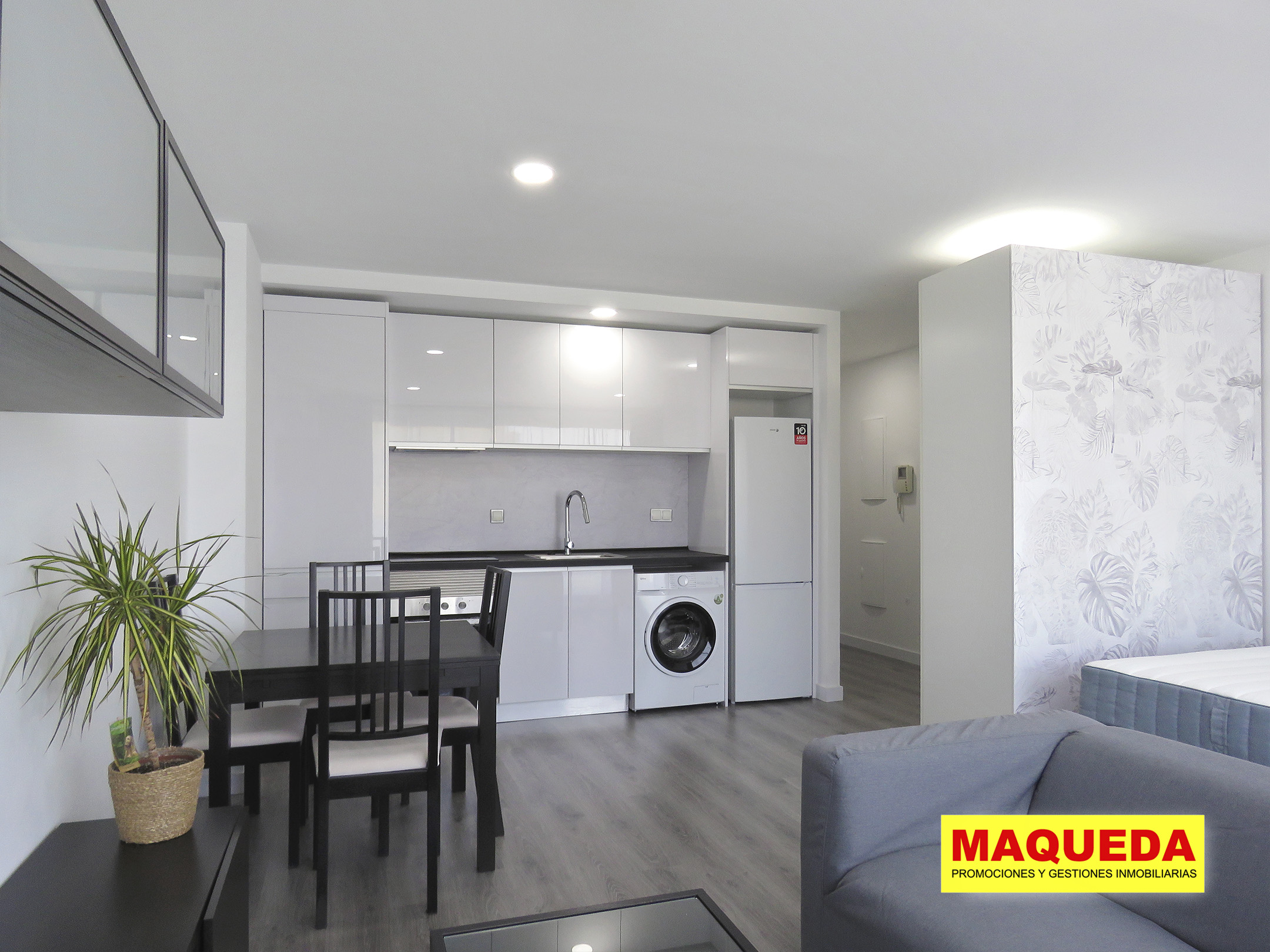 Salón y cocina del estudio tipo loft en alquiler en Puerta del Sur, Alcorcón