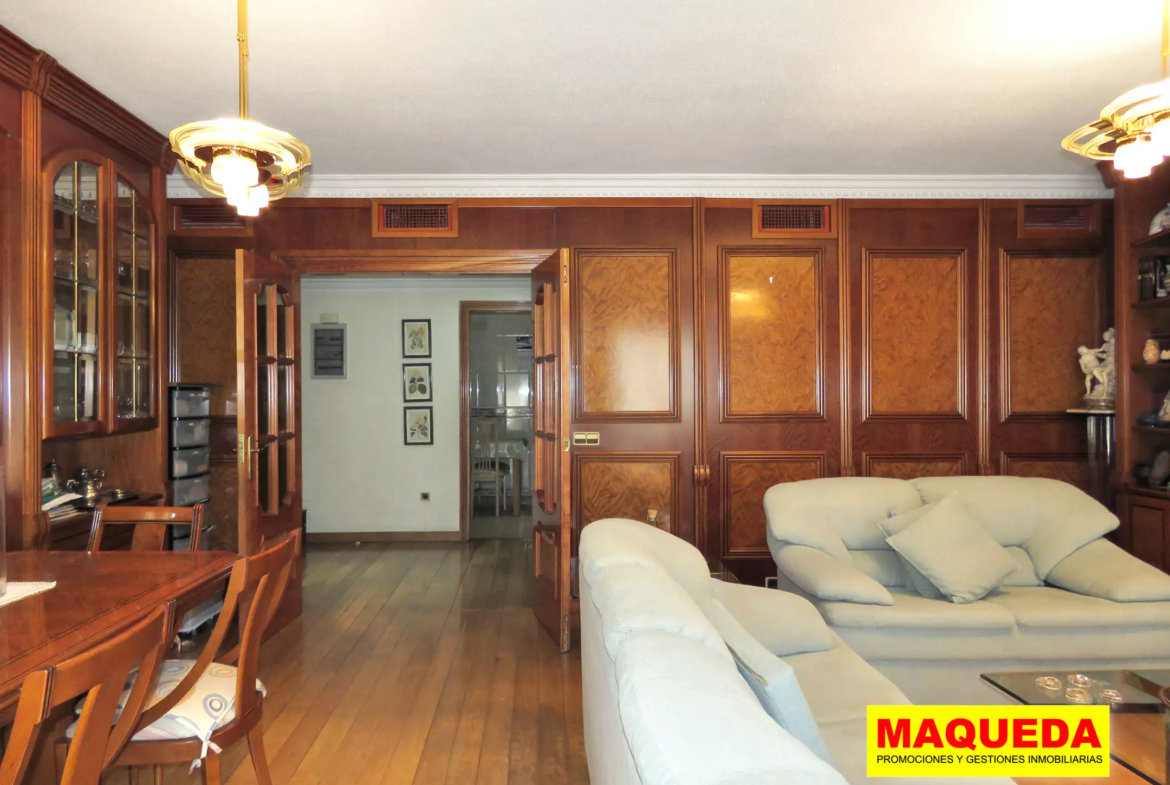 Salón comedor del piso en venta con garaje y trastero en el centro de Alcorcón