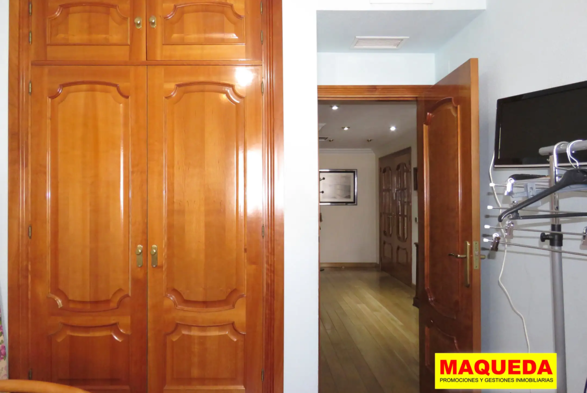 Dormitorio secundario con armario empotrado del piso en venta en el centro de Alcorcón