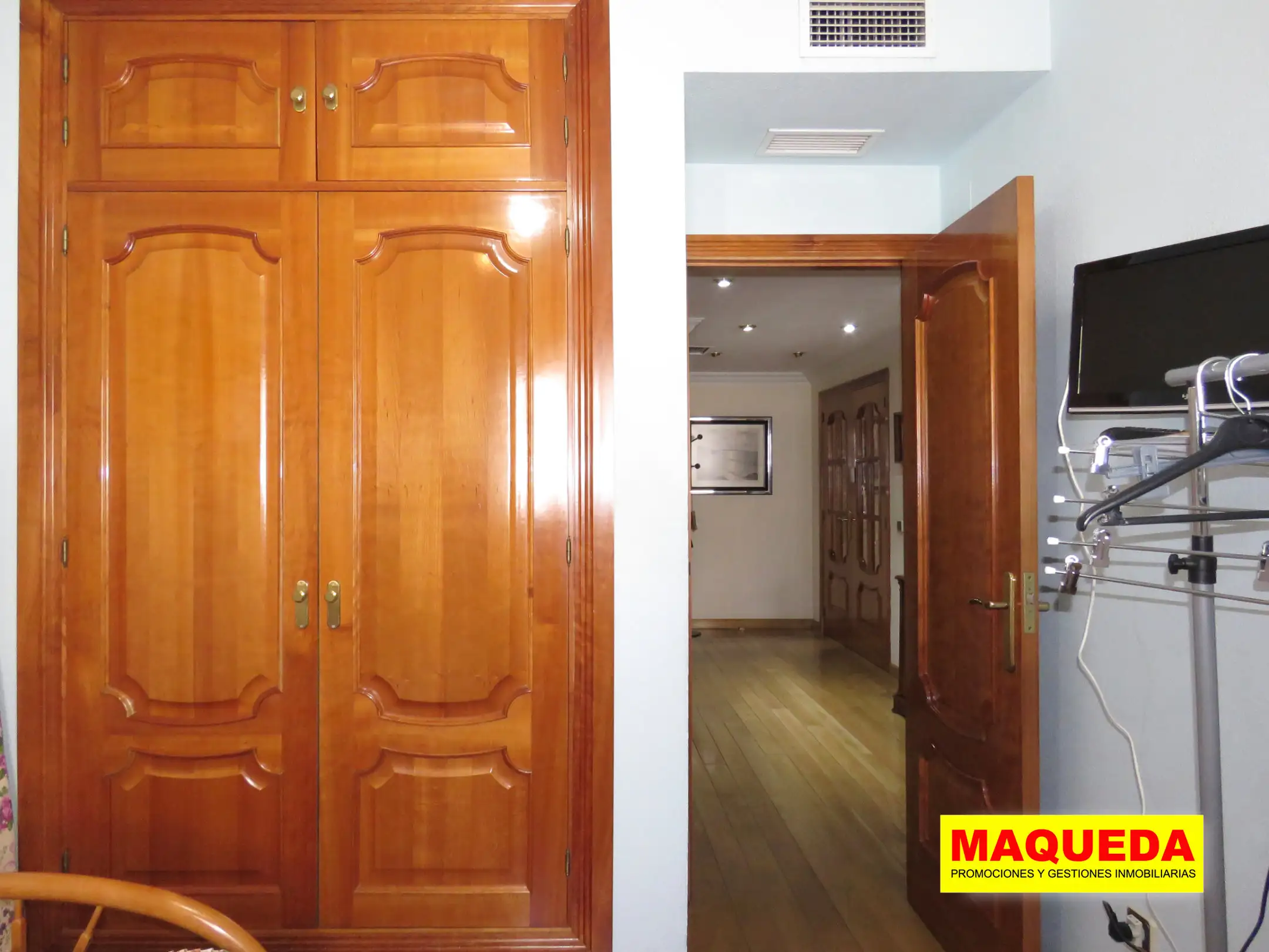 Dormitorio secundario con armario empotrado del piso en venta en el centro de Alcorcón