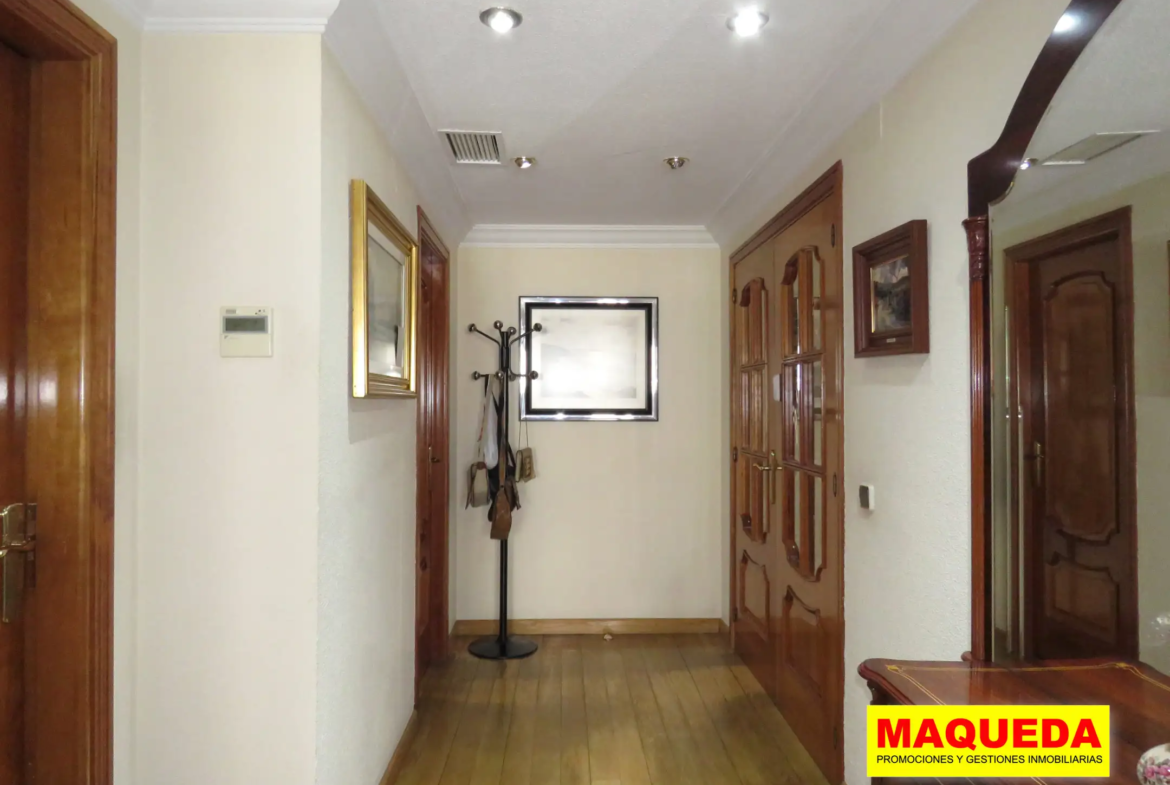 Pasillo de distribución del piso en venta en el centro de Alcorcón