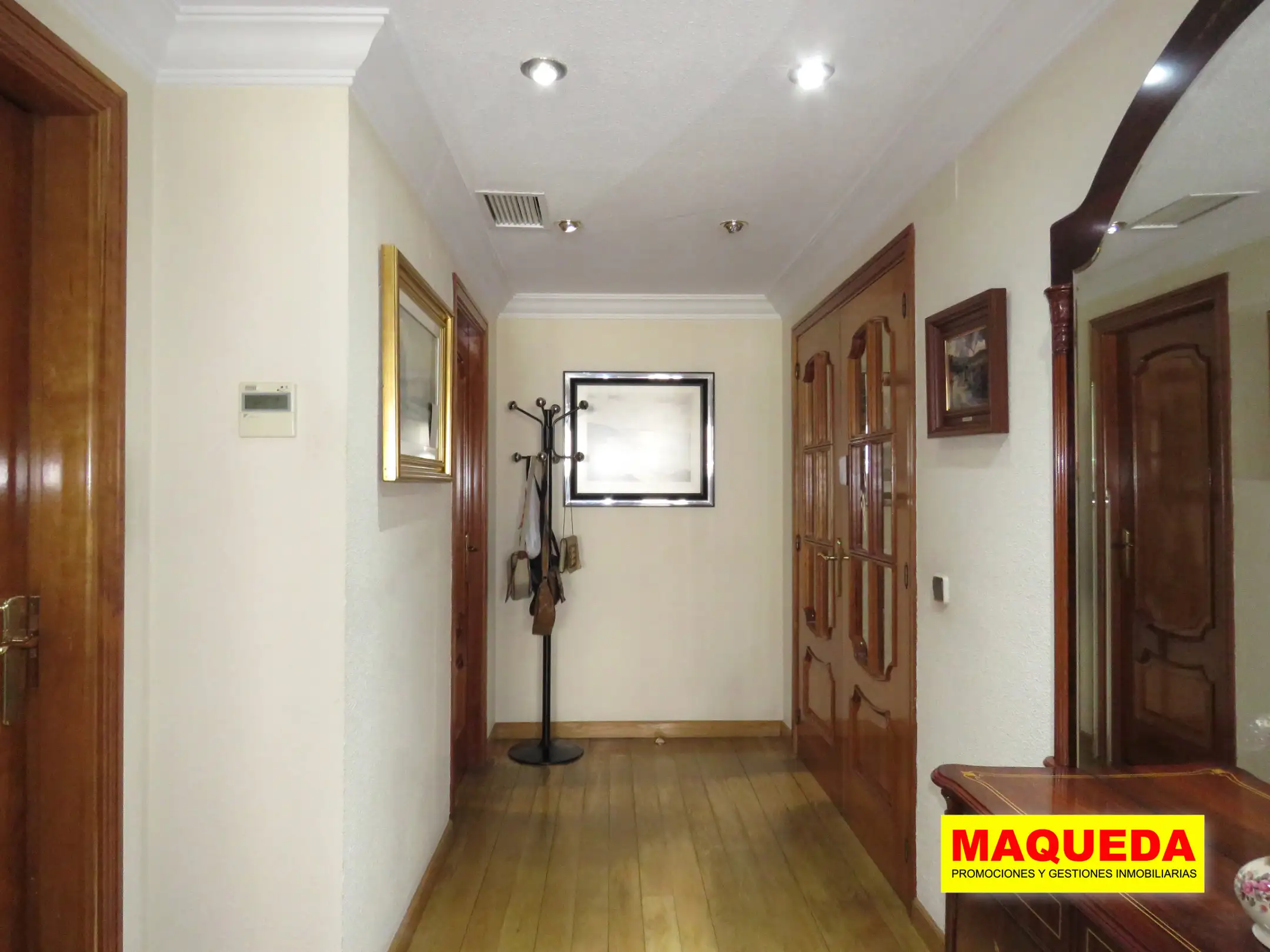 Pasillo de distribución del piso en venta en el centro de Alcorcón