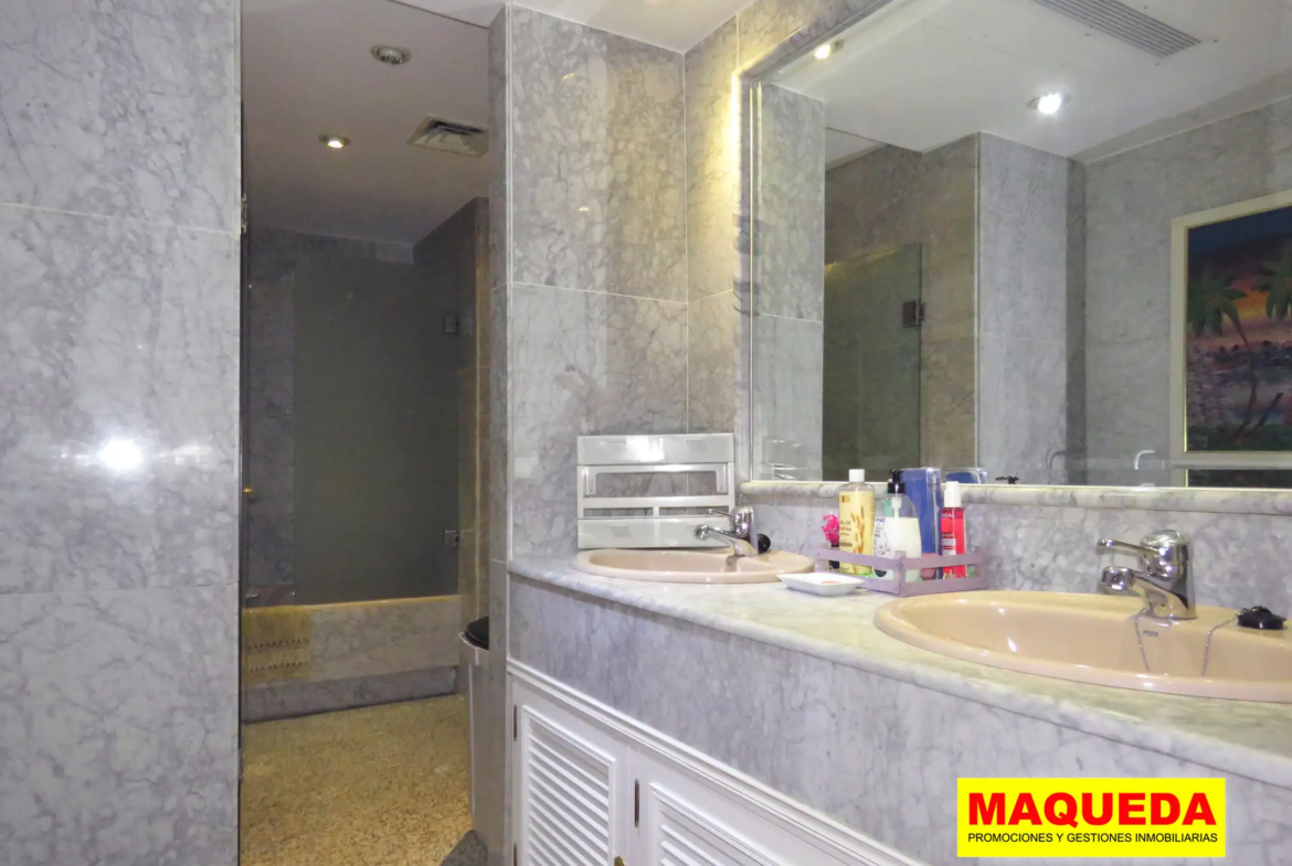 Baño completo del piso en compra con garaje y trastero en Alcorcón centro