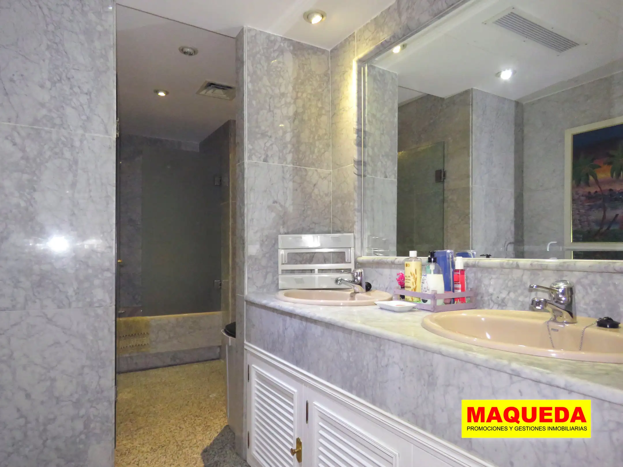 Baño completo del piso en compra con garaje y trastero en Alcorcón centro