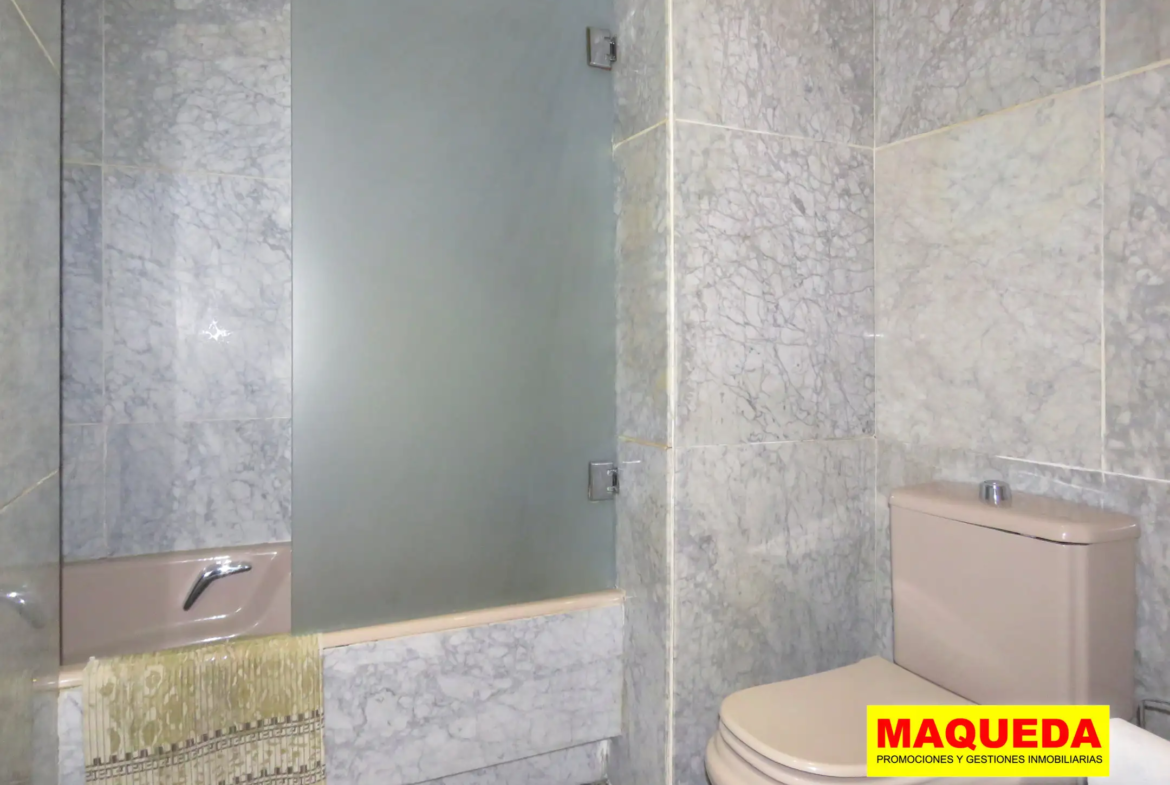 Baño completo con bañera del piso en compra el centro de Alcorcón