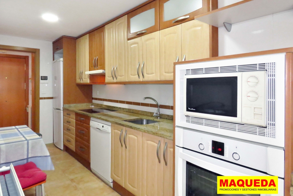 Cocina con encimera de piedra en el piso de alquiler en Fuente Cisneros, Alcorcón