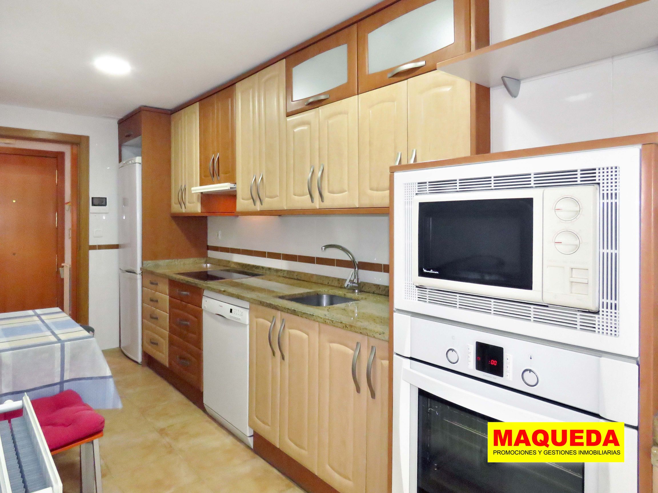 Cocina con encimera de piedra en el piso de alquiler en Fuente Cisneros, Alcorcón