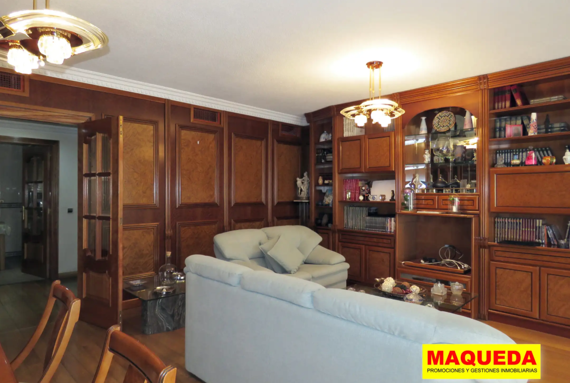 Salón del piso en venta con garaje y trastero en Alcorcón Centro