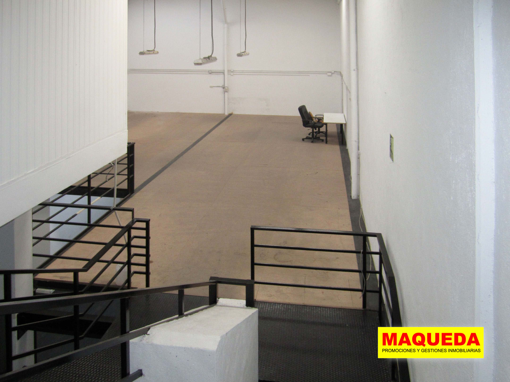 Escaleras y entreplanta de la nave industrial en alquiler en Polígono Urtinsa II, Alcorcón