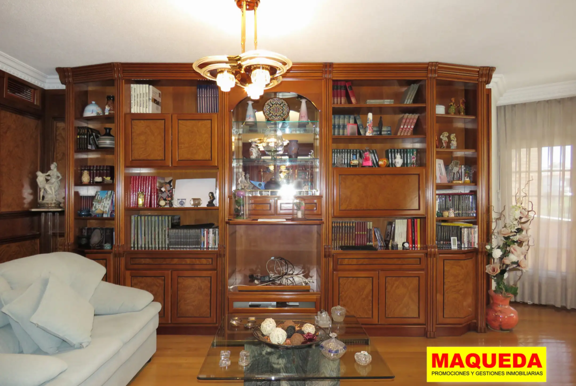 Mural de madera en salón del piso en venta con garaje y trastero en Alcorcón Centro