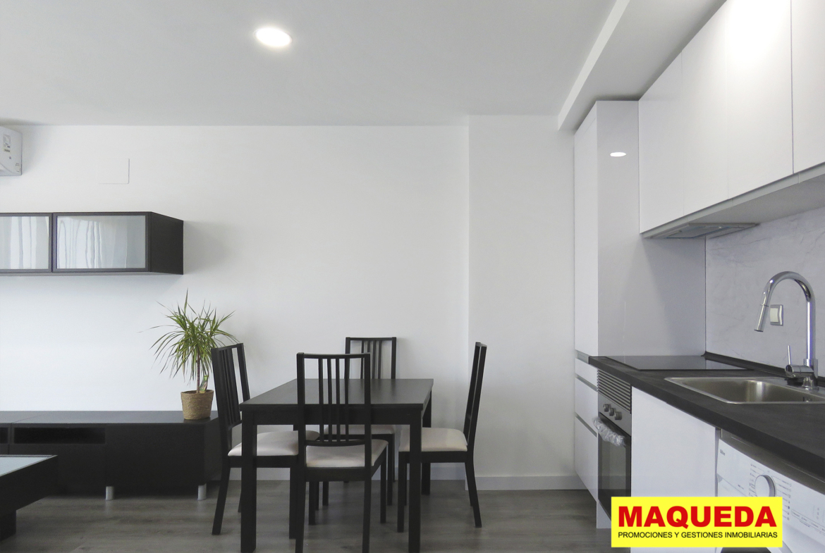 Mesa de comedor del estudio tipo loft en alquiler en Puerta del Sur, Alcorcón