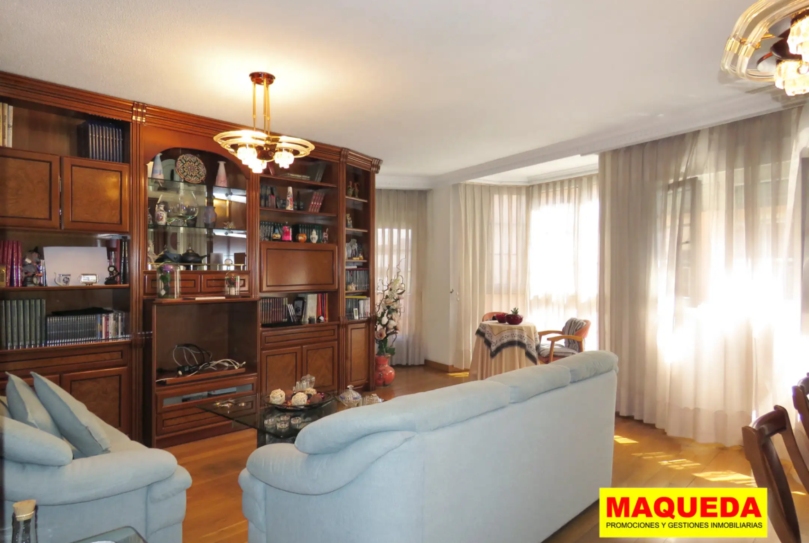 Salón del piso en venta con terraza en Alcorcón Centro junto a Plaza Las Fraguas