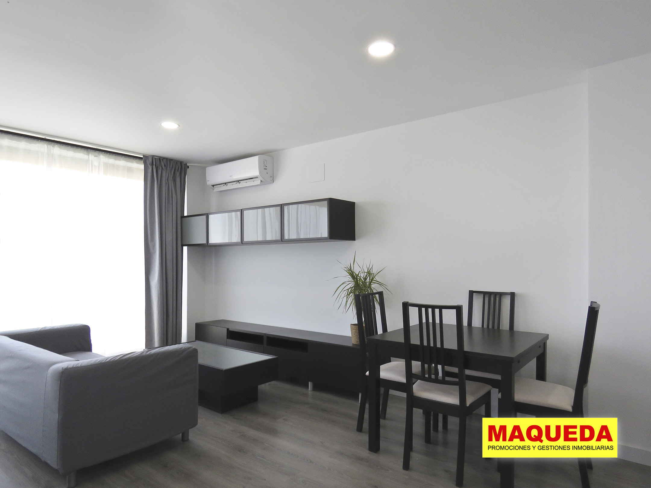 Sofá y muebles del estudio tipo loft en alquiler en Puerta del Sur, Alcorcón