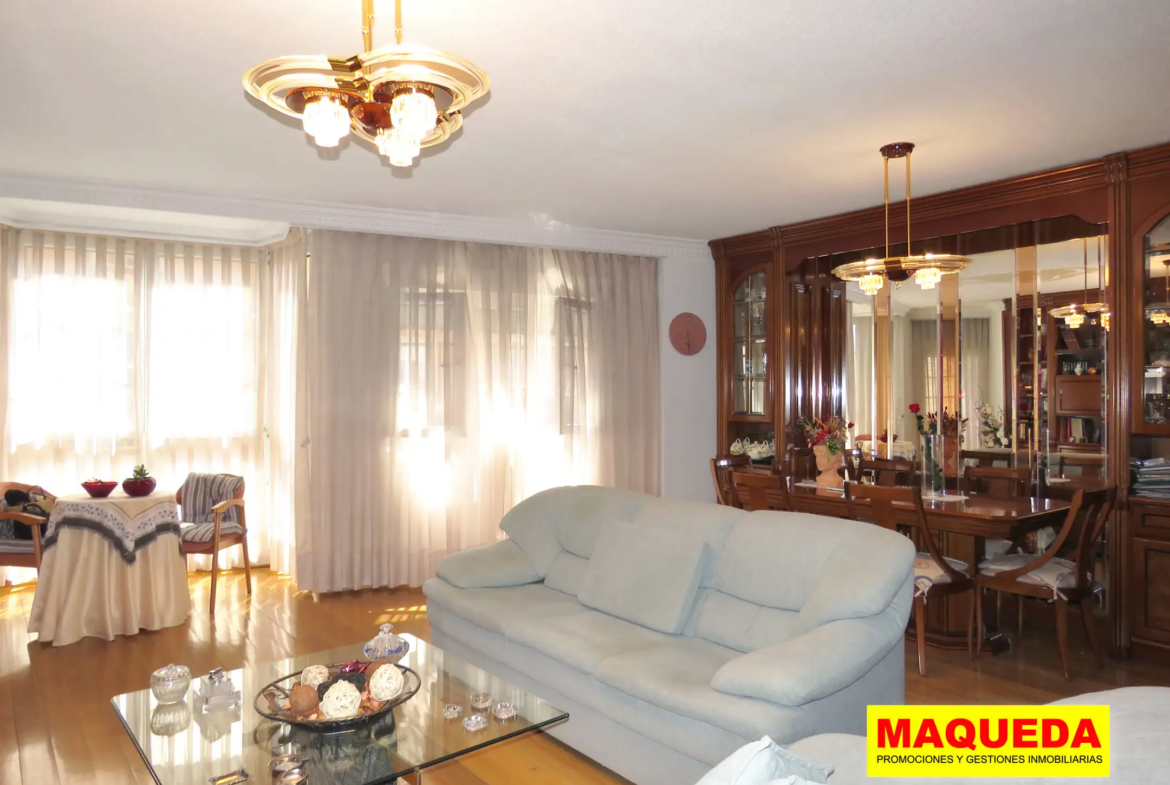 Salón comedor luminoso del piso en venta en el centro de Alcorcón