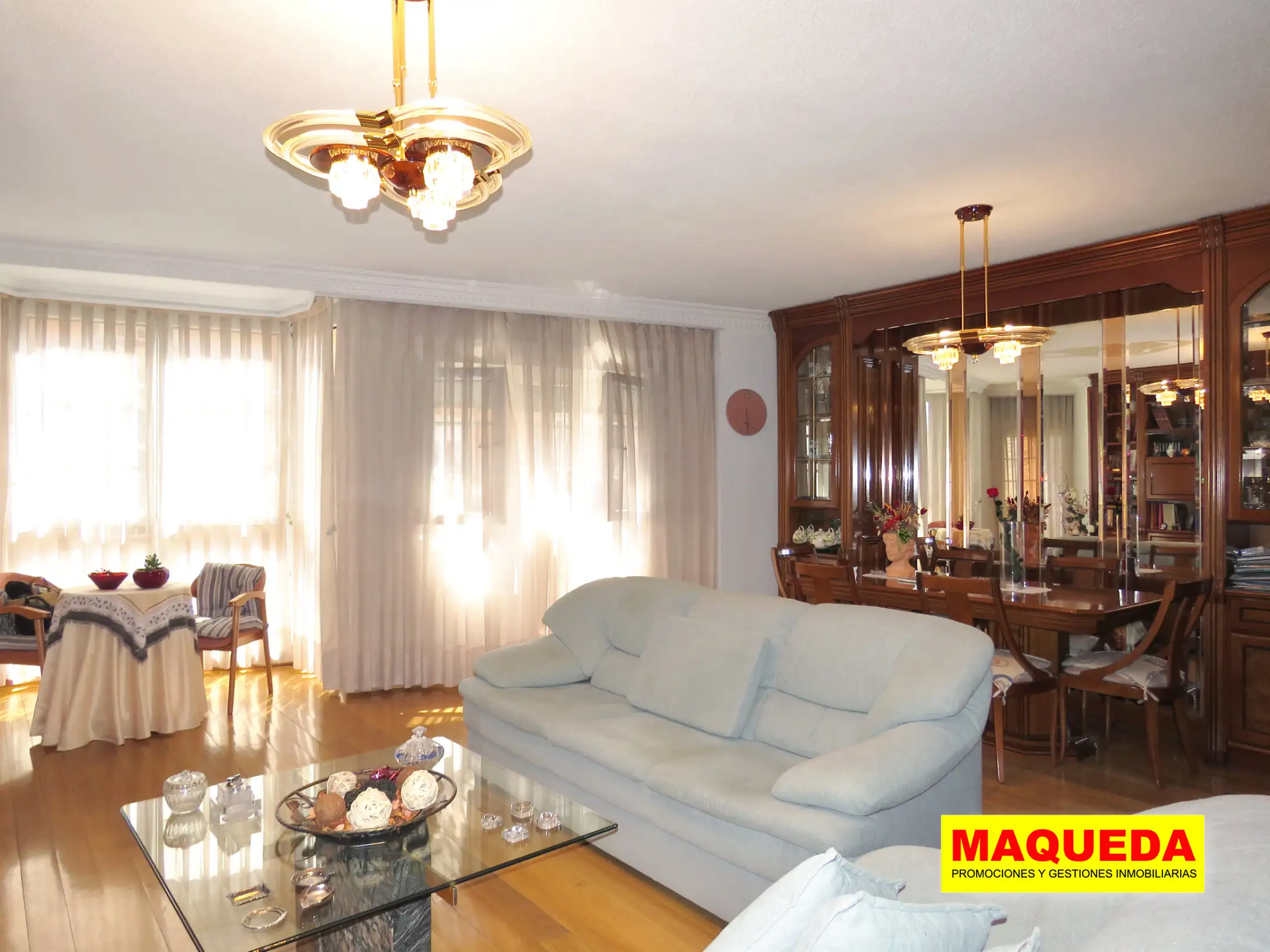 Salón comedor luminoso del piso en venta en el centro de Alcorcón