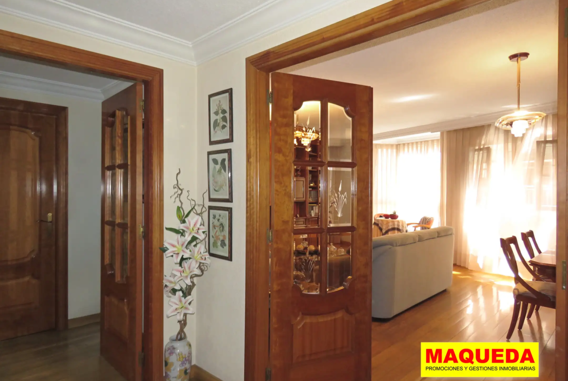 Entrada al salón y pasillo del piso en venta en Alcorcón centro