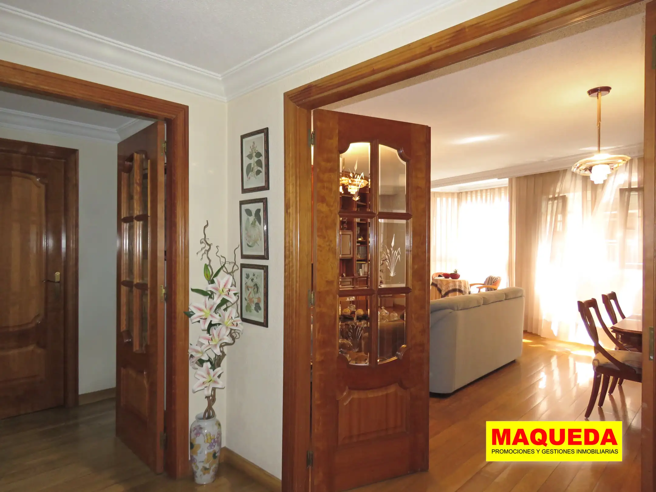 Entrada al salón y pasillo del piso en venta en Alcorcón centro