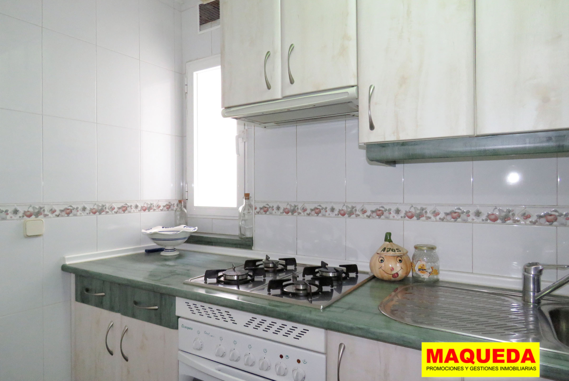 Cocina amueblada del piso en venta en zona centro de Alcorcón, junto a calle Mayor