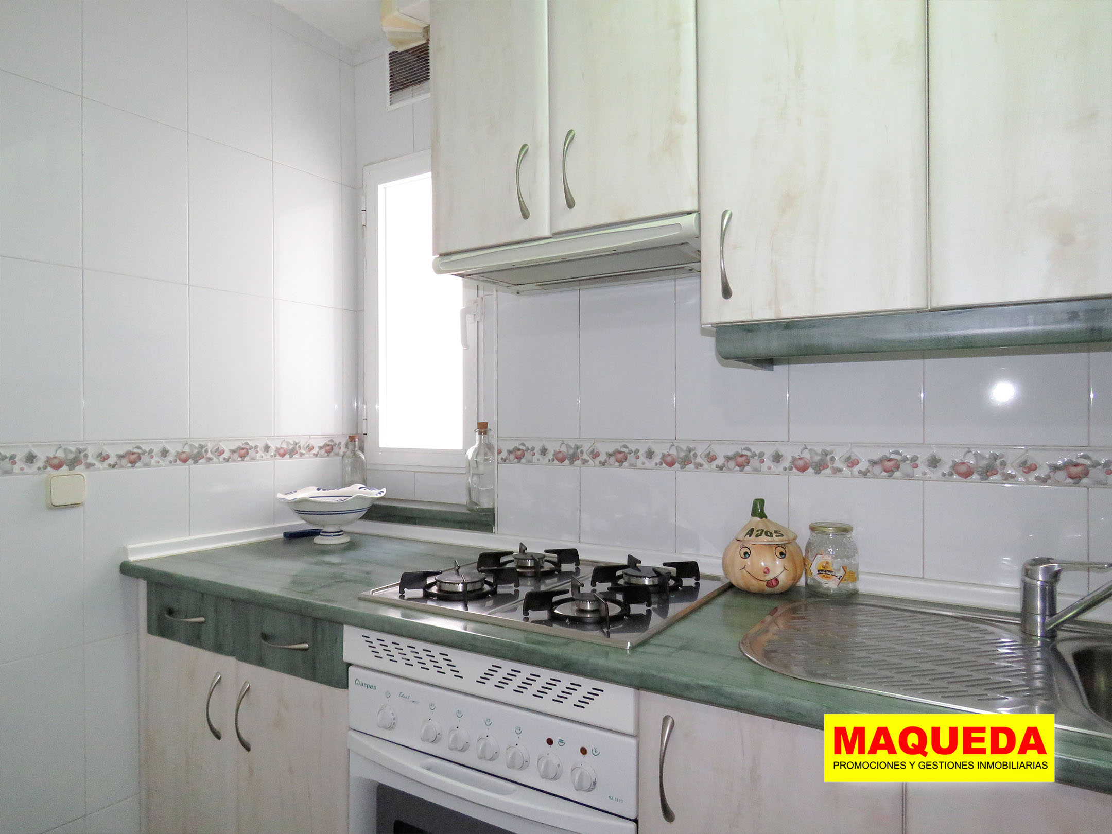 Cocina amueblada del piso en venta en zona centro de Alcorcón, junto a calle Mayor