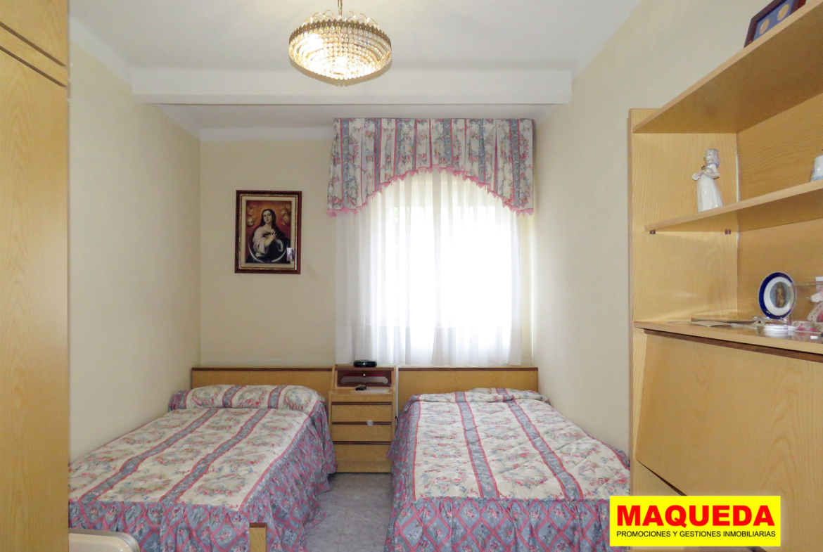 Dormitorio doble del piso en venta en zona centro de Alcorcón, junto a calle Mayor
