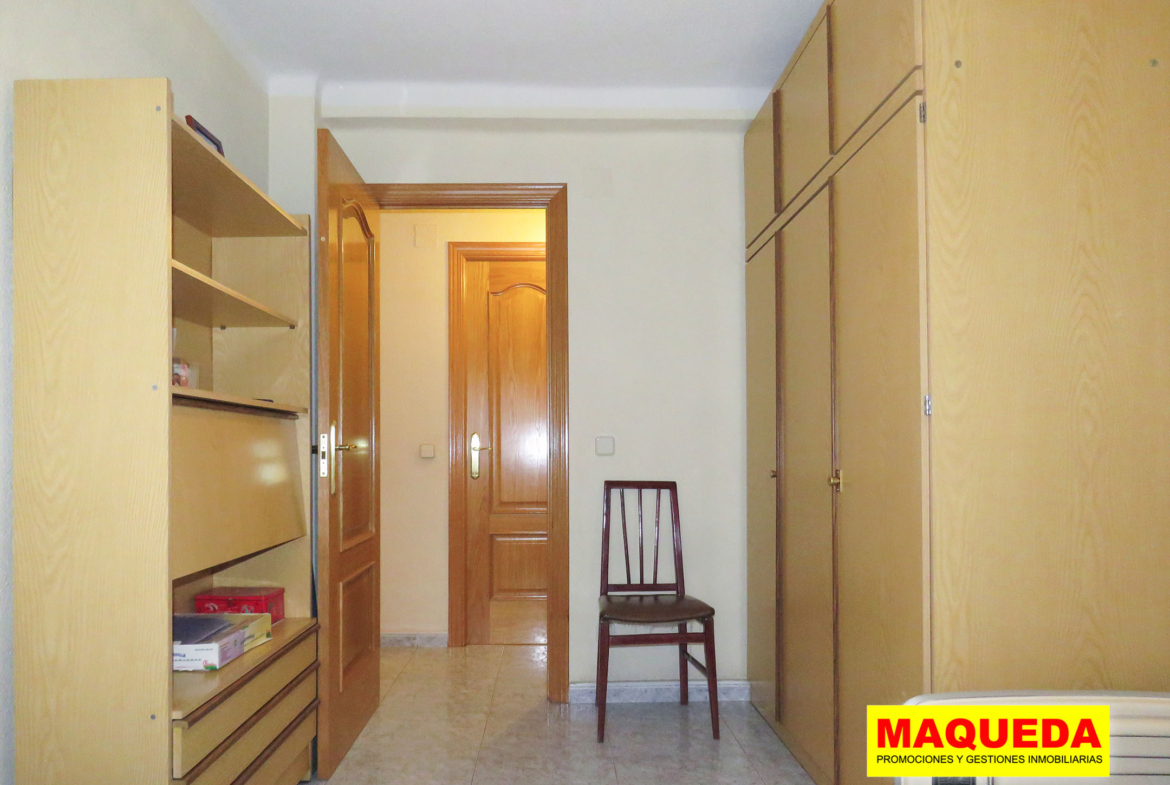 Dormitorio doble del piso en venta en zona centro de Alcorcón, junto a calle Mayor