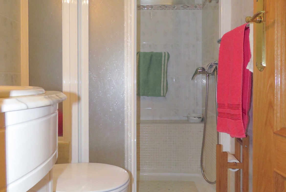 Baño con ducha del piso en venta en zona centro de Alcorcón, junto a calle Mayor