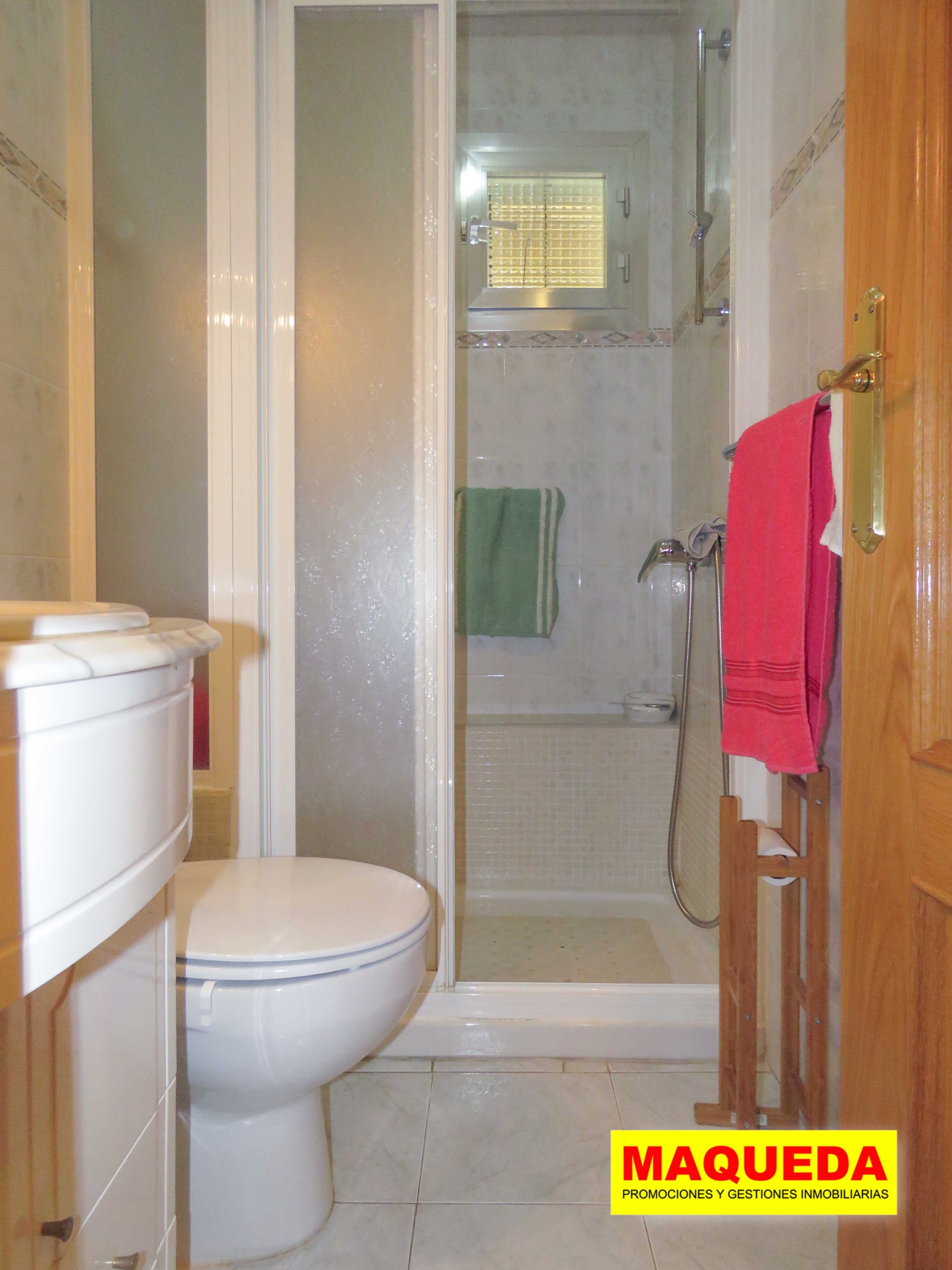 Baño con ducha del piso en venta en zona centro de Alcorcón, junto a calle Mayor