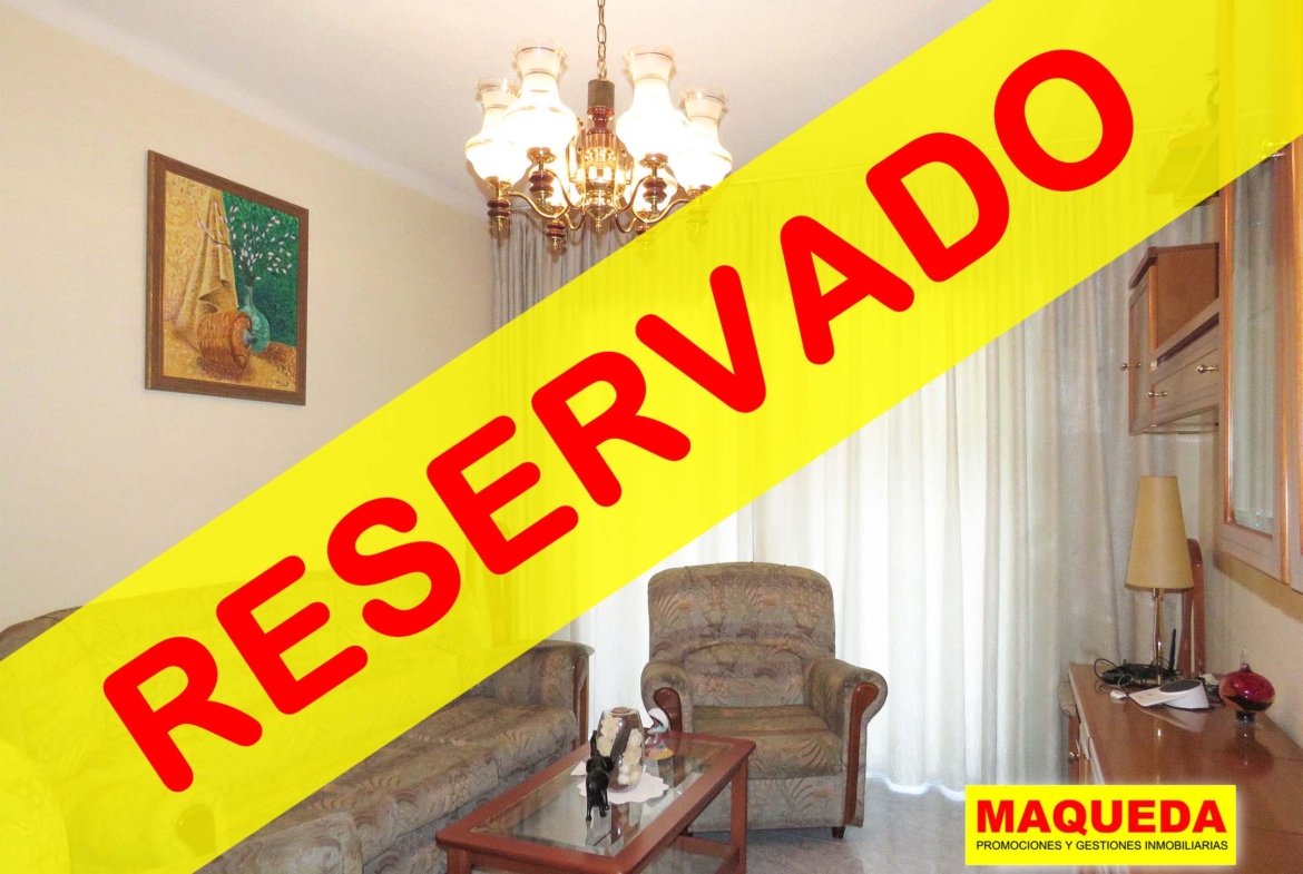 Salón del piso en venta en zona centro de Alcorcón, junto a calle Mayor con etiqueta de RESERVADO