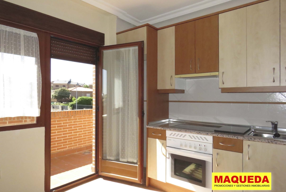 Cocina y terraza del apartamento en alquiler en Calypo-Fado