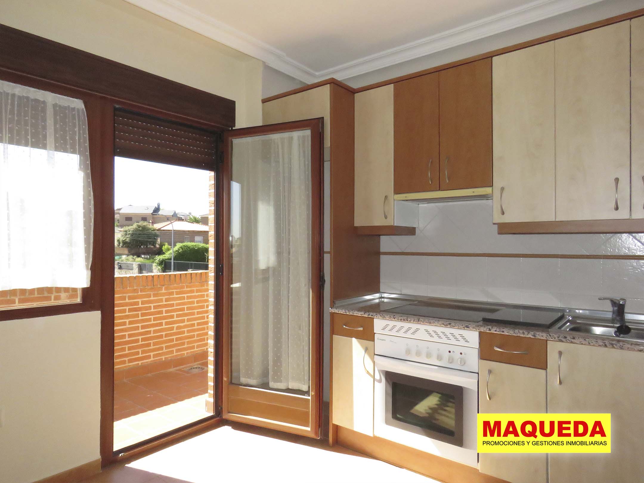 Cocina y terraza del apartamento en alquiler en Calypo-Fado