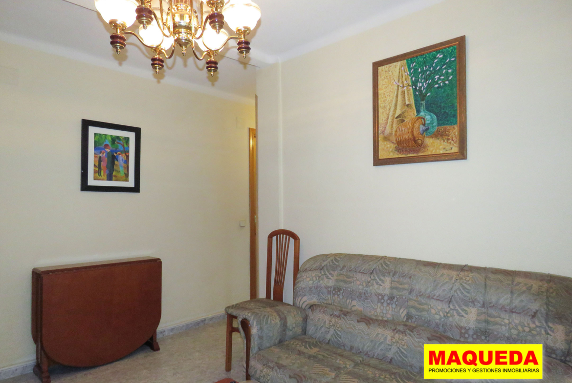 Salón comedor del piso en venta en zona centro de Alcorcón, junto a calle Mayor
