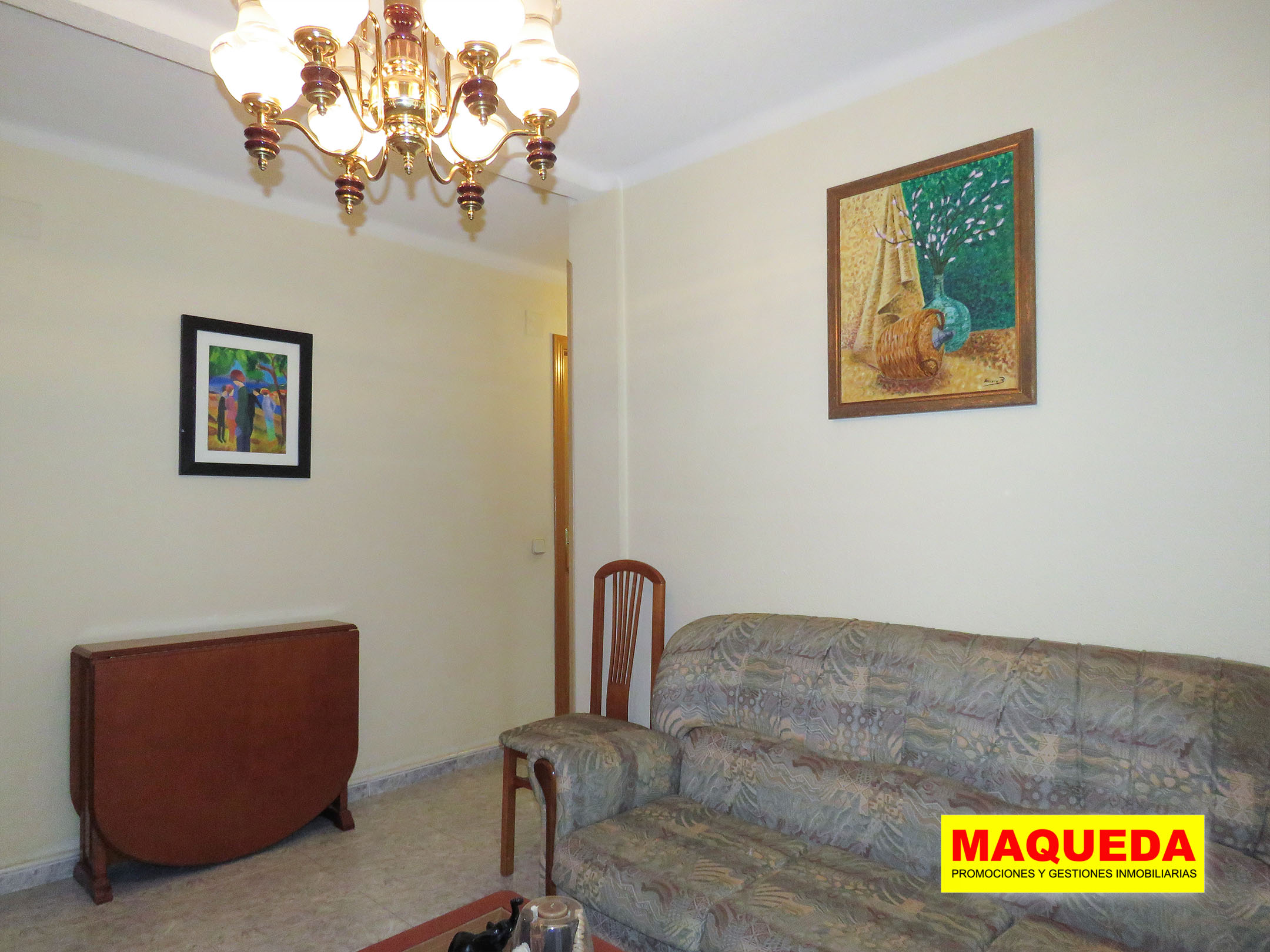 Salón comedor del piso en venta en zona centro de Alcorcón, junto a calle Mayor