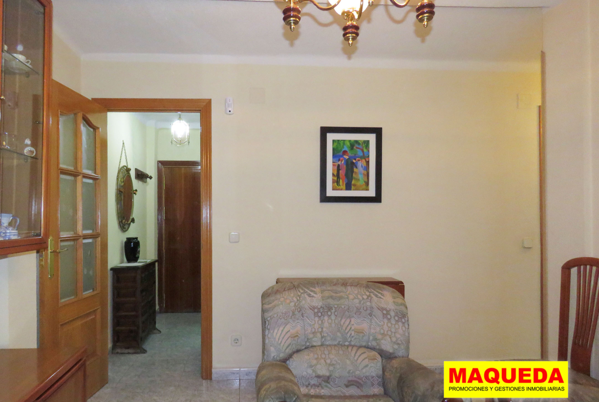 Salón comedor del piso en venta en zona centro de Alcorcón, junto a calle Mayor