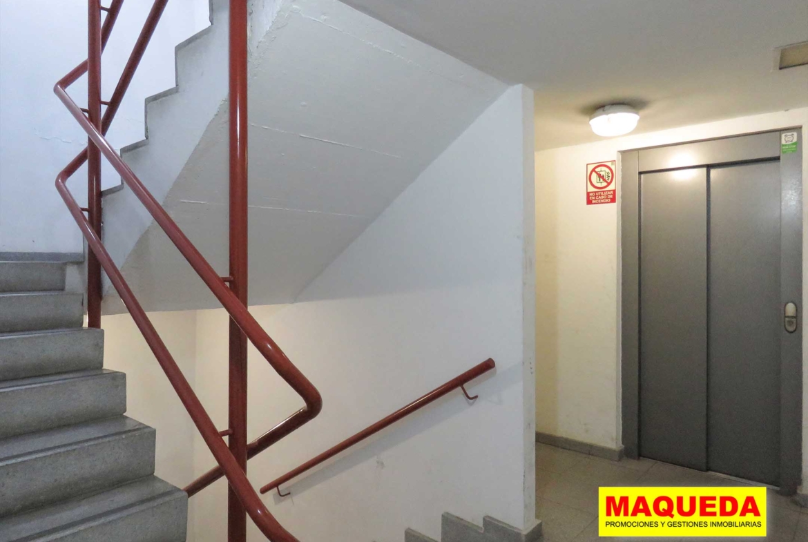 Acceso peatonal a la plaza de garaje en venta en Avenida del Oeste, Alcorcón